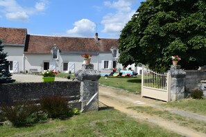 Exterior - Bed and Breakfast 'Chambre Lavande' with Shared Pool, Shared Garden and Wi-Fi (Le Controis-en-Sologne)