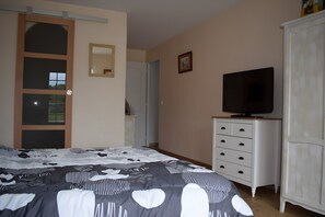 WiFi, bed sheets - Bed and Breakfast 'Chambre Lavande' with Shared Pool, Shared Garden and Wi-Fi (Le Controis-en-Sologne)