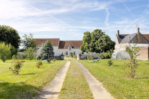 Property grounds - Bed and Breakfast 'Chambre Lavande' with Shared Pool, Shared Garden and Wi-Fi (Le Controis-en-Sologne)