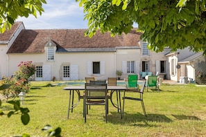 Outdoor dining - Bed and Breakfast 'Chambre Lavande' with Shared Pool, Shared Garden and Wi-Fi (Le Controis-en-Sologne)