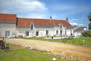 Exterior - Bed and Breakfast 'Chambre Lavande' with Shared Pool, Shared Garden and Wi-Fi (Le Controis-en-Sologne)