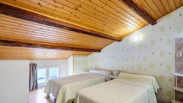 Iron/ironing board, bed sheets