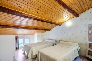 Tabla de planchar con plancha y ropa de cama 