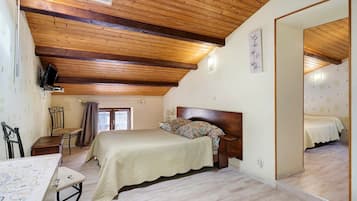 Iron/ironing board, bed sheets