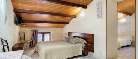 Tabla de planchar con plancha y ropa de cama