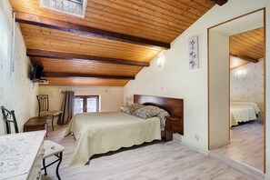 Tabla de planchar con plancha y ropa de cama 