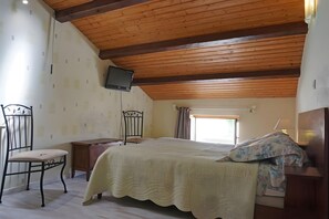 Iron/ironing board, bed sheets - Family Guest Room Anis (Semussac)