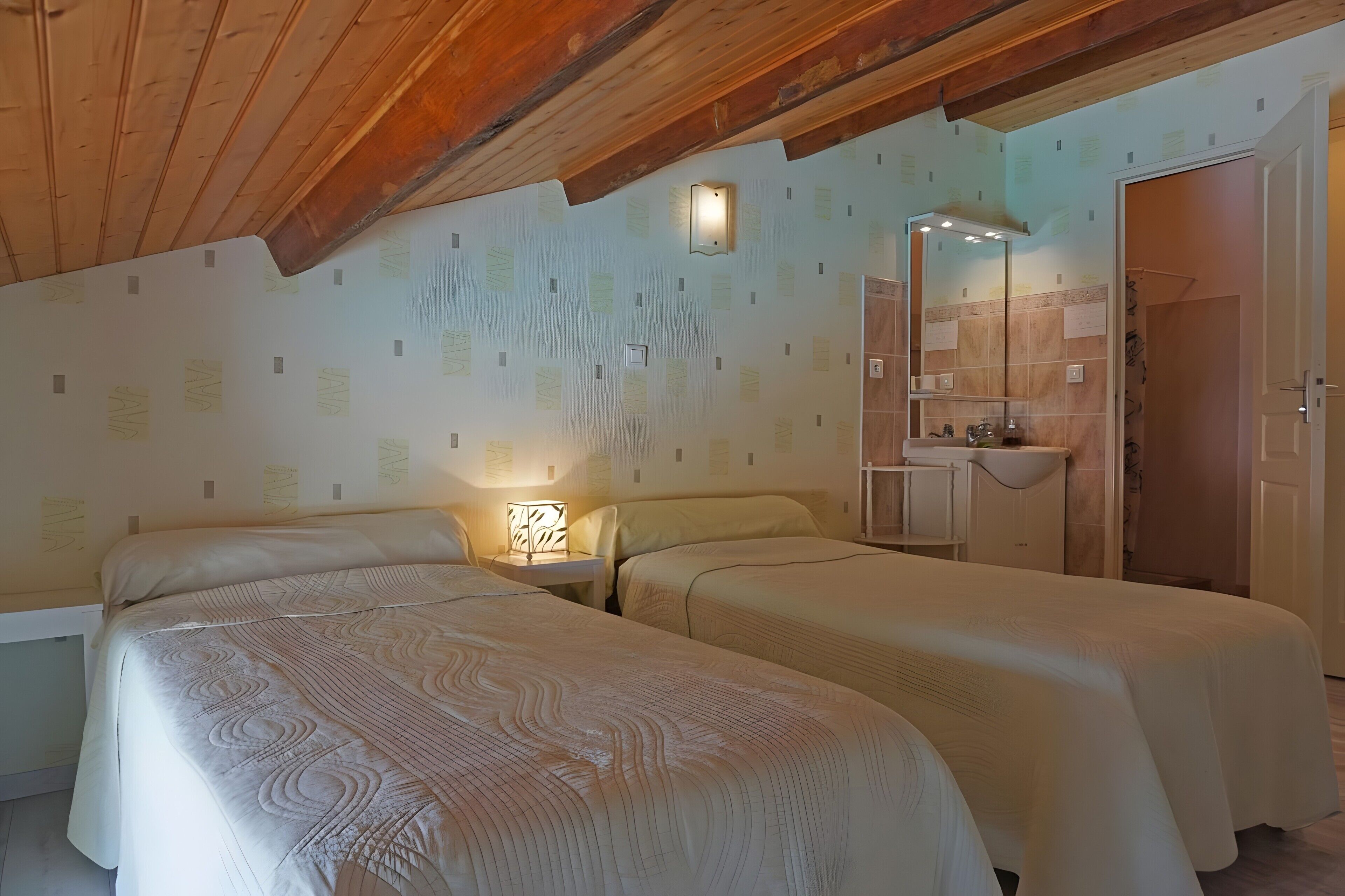 Een strijkplank/strijkijzer, beddengoed