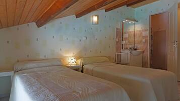 Een strijkplank/strijkijzer, beddengoed