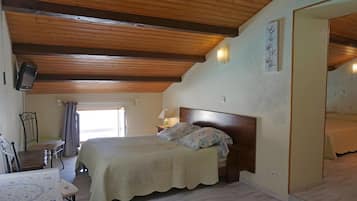 Een strijkplank/strijkijzer, beddengoed