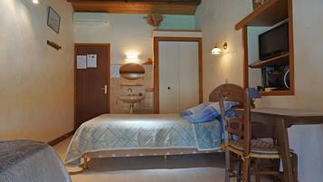 Iron/ironing board, bed sheets