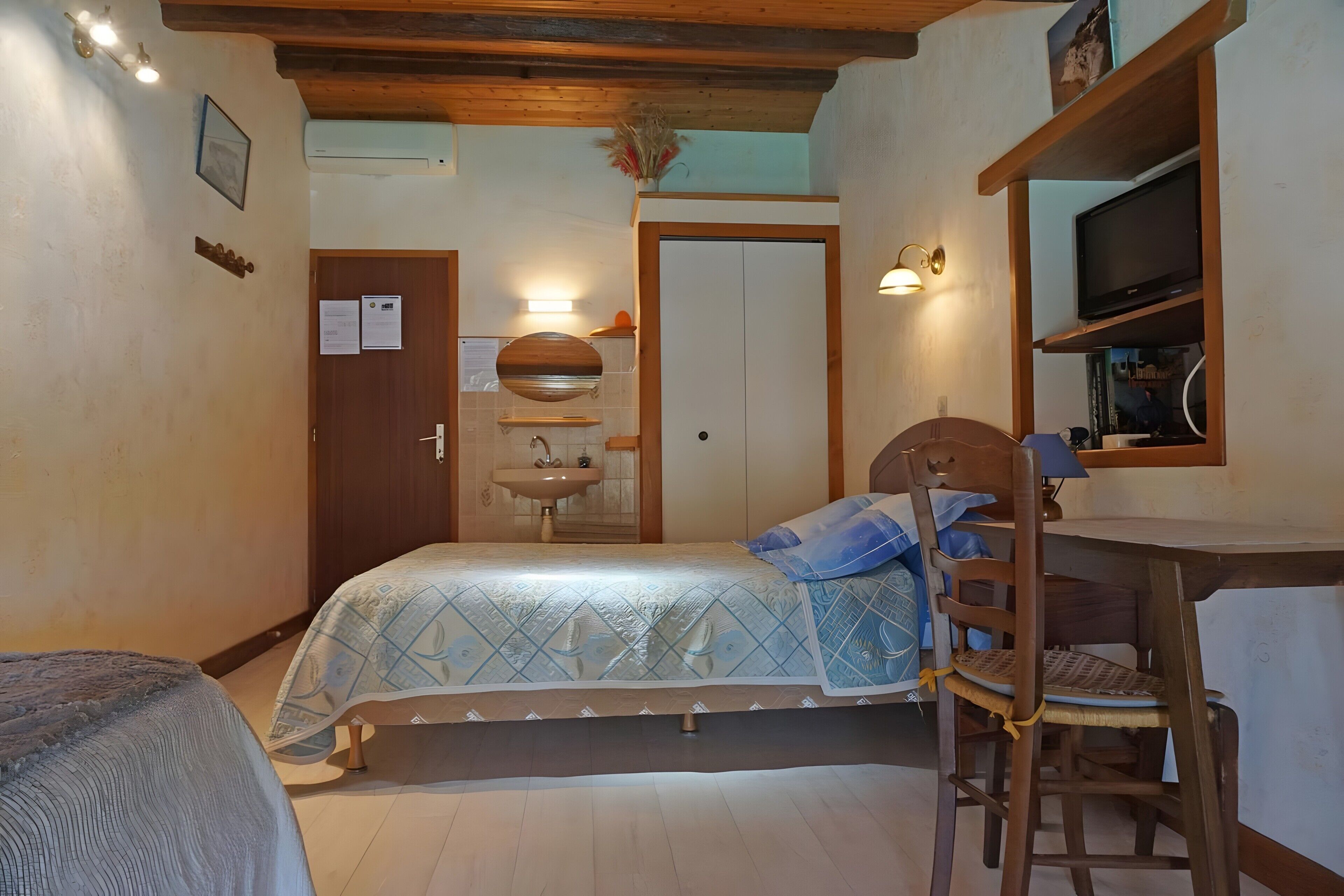 Tabla de planchar con plancha y ropa de cama