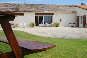 Outdoor dining - Jonquille Guest Room (Semussac)