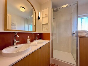 Shower, hair dryer, towels, soap - Charming apartment with terrace & harbor view - Saint Jean Cap Ferrat (Saint-Jean-Cap-Ferrat)