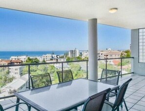 Outdoor dining - Mariners Resort (Sunshine Coast)