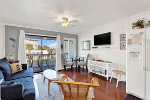 TV - 1 bedroom, 1 bath beach front condo with pool. Fully equipped kitchen, sleeps 4 (Tybee Island)