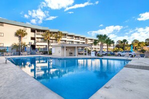 Outdoor pool - 1 bedroom, 1 bath beach front condo with pool. Fully equipped kitchen, sleeps 4 (Tybee Island)