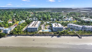 Un hotel sulla costa con diversi edifici, una spiaggia e vista sull'oceano e sul paesaggio circostante.