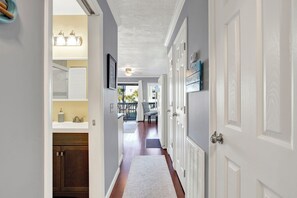 Interior - 1 bedroom, 1 bath beach front condo with pool. Fully equipped kitchen, sleeps 4 (Tybee Island)