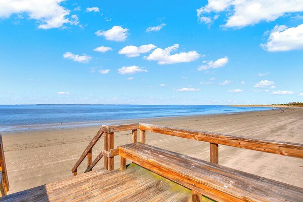 Beach - 1 bedroom, 1 bath beach front condo with pool. Fully equipped kitchen, sleeps 4 (Tybee Island)