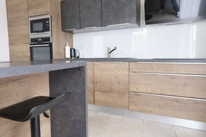 Een koelkast, een microgolfoven, een oven, een vaatwasser