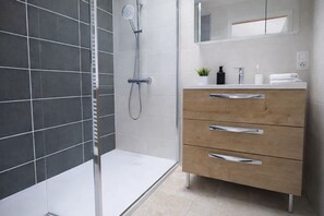 Dusche, Haartrockner, Handtücher