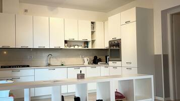 Frigorifero, microonde, forno, piano cottura