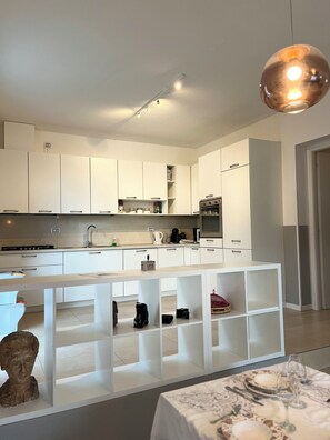 Fridge, microwave, oven, stovetop - SEEVILLA DEL PIERANGELO - APARTMENT PLATANUS BY THE LAKE (Vignola)