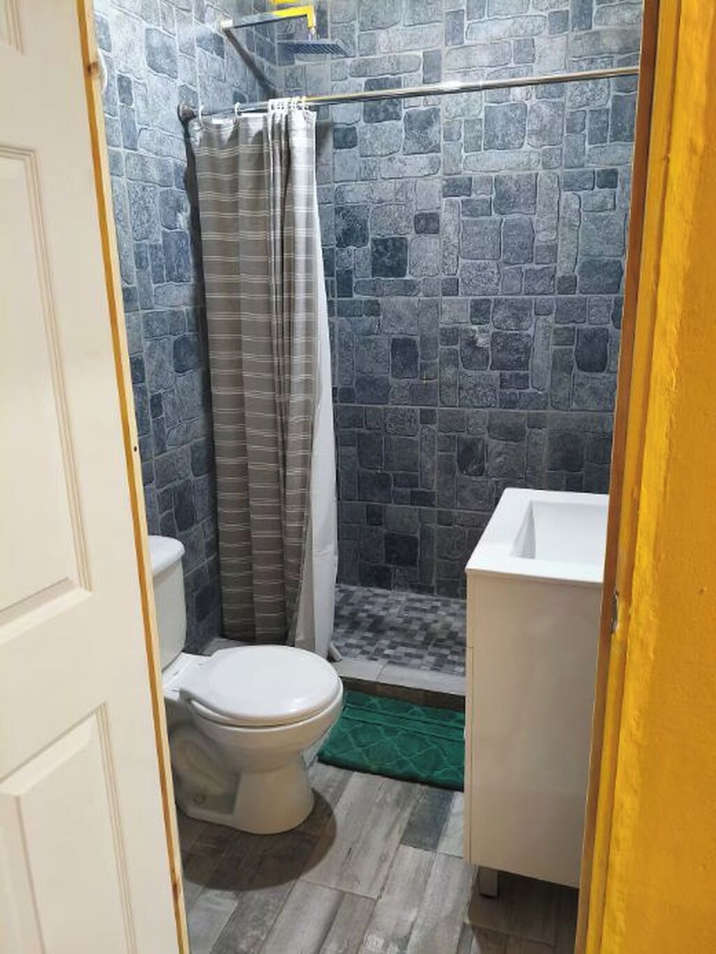 Handtücher, Seife, Toilettenpapier
