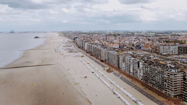 Paisatge urbà marítim amb platja i edificis alts.