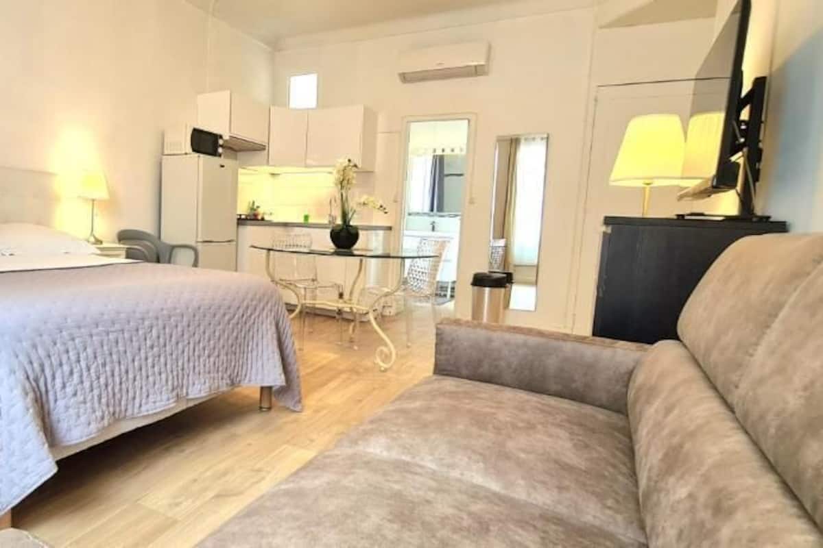 Yhden hengen perhehuone, kaupunkinäköala | Silitysrauta/-lauta, ilmainen Wi-Fi