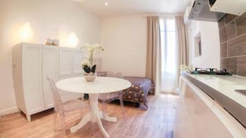 Superior Studio A | Dining