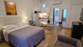 Family studio | Iron/ironing board, free WiFi, bed sheets