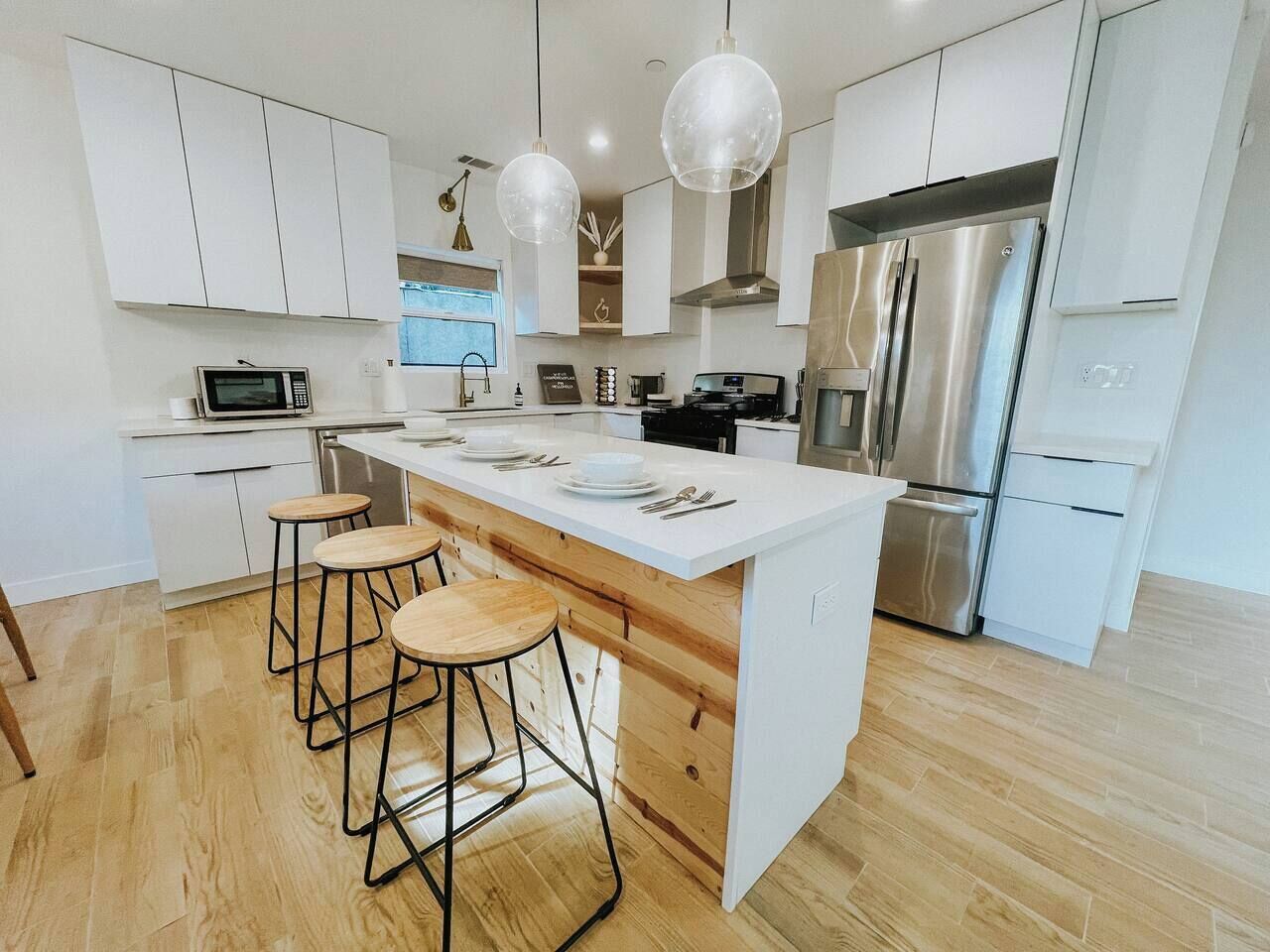 Fridge, microwave, stovetop, dishwasher