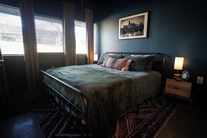 Iron/ironing board, WiFi, bed sheets - Modern 1BR Condo Just Minutes to Downtown! (Nashville)