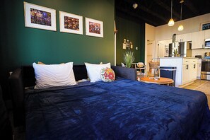 Iron/ironing board, WiFi, bed sheets - Modern 1BR Condo Just Minutes to Downtown! (Nashville)