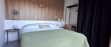 Iron/ironing board, Internet, bed sheets