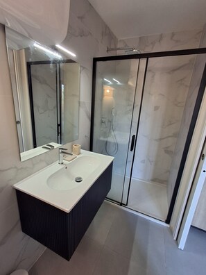 Shower, hair dryer, towels, soap - Cosy T2 apartment with superb pergola terrace and maquis view (Pianottoli-Caldarello)