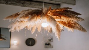 Un lustre orné de décorations duveteuses, semblables à des plumes, qui pendent du plafond.