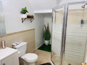 Dusche, Haartrockner, Bidet, Handtücher
