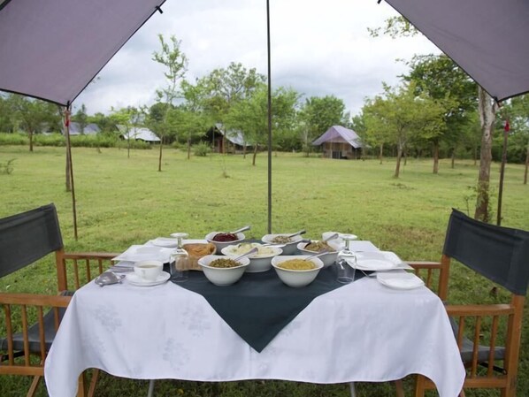 Outdoor dining - Mahoora Tented Safari Camp Udawalawe (Udawalawa)
