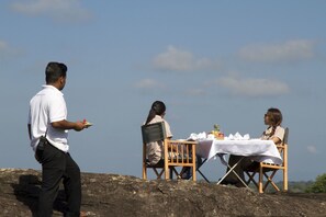 Outdoor dining - Mahoora Tented Safari Camp Udawalawe (Udawalawa)