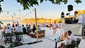 Outdoor dining - ZEcamping 3* pataugeoire piscine locatif TV clim 34m2 4 pers (Saint-Mitre-les-Remparts)
