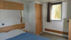 WiFi - ZEcamping 3* pataugeoire piscine locatif TV clim 34m2 4 pers (Saint-Mitre-les-Remparts)