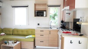 Fridge, microwave, stovetop, dishwasher - ZEcamping 3 étoiles dog friendly mobil-home TV LV clim 34m2 8 pers (Bauduen)