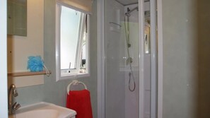Bathroom - ZEcamping 3 étoiles - animations mobil-home TV clim 21m2 4 pers (Moustiers-Sainte-Marie)