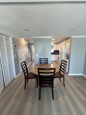 Dining - Emerald Retreat 2 bedroom condo in PCB - unit 2 (Panama City Beach)