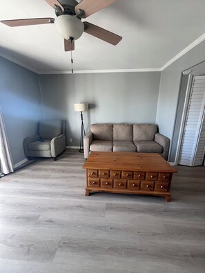 Living area - Emerald Retreat 2 bedroom condo in PCB - unit 2 (Panama City Beach)