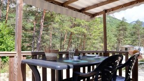 Outdoor dining - ZEcamping 2 étoiles piscine chauffée locatif TV clim 20m2 2 pers (Briançonnet)