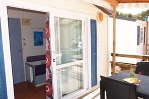 Outdoor dining - ZEcamping 3* piscine animaux acceptés locatif TV clim 15m2 2 pers (Mézel)